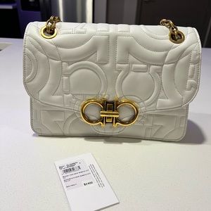 Brand new Ferragamo handbag, come whit original sticker price, never used